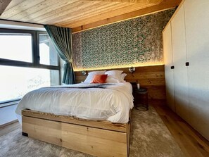4 bedrooms, desk, iron/ironing board, internet