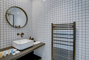 Regadera, secadora de cabello, toallas, jabón