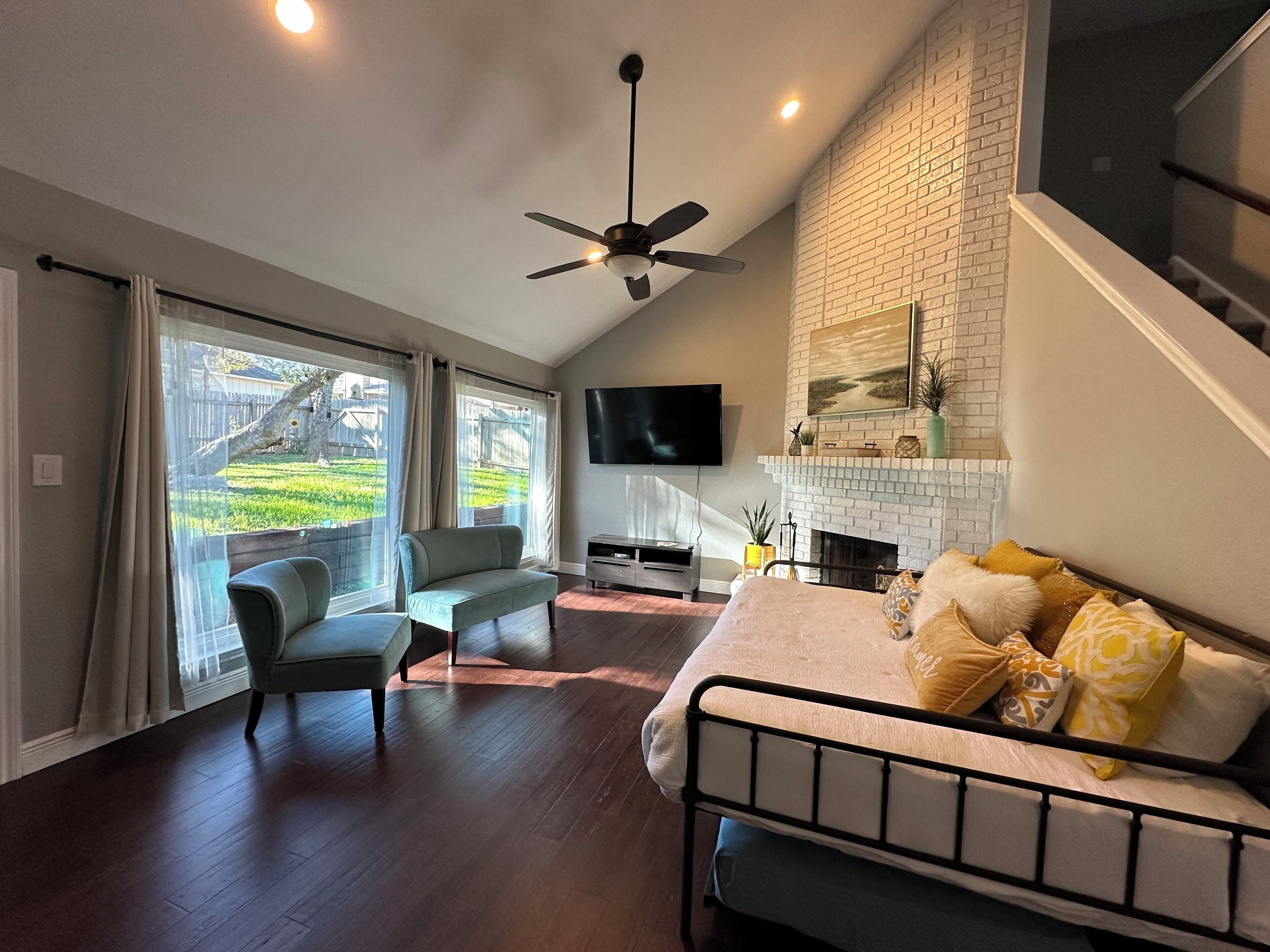 Smart-tv, pejs, bordtennisbord