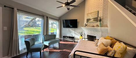 TV connectée, cheminée, table de tennis de table