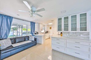 Interior - 50 Shades of Grey on the Canal STR-4500 (Fort Lauderdale)