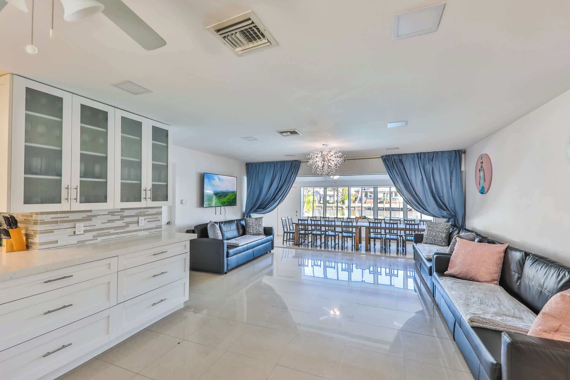 Una Smart TV, una oficina