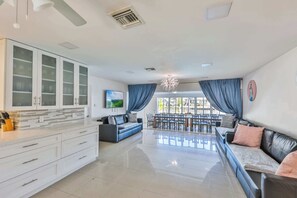 Smart TV, offices - 50 Shades of Grey on the Canal STR-4500 (Fort Lauderdale)