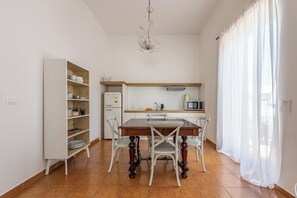 Maison | Cuisine privée | Grand réfrigérateur, micro-ondes, four, plaque de cuisson