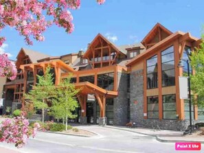Exterior - Spacious Luxury King Suite with Stunning Mt. Views / BBQ / Pool & Hot Tub (Canmore)