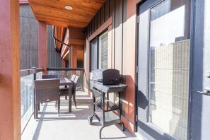 Outdoor dining - Spacious Luxury King Suite with Stunning Mt. Views / BBQ / Pool & Hot Tub (Canmore)