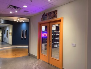 Interior - Spacious Luxury King Suite with Stunning Mt. Views / BBQ / Pool & Hot Tub (Canmore)