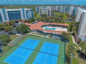 Sports court - Beach Resort Bliss- Two heated pools, gym, hot tubs, sauna, beach supplies. (New Smyrna Beach)