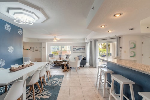 Beach Resort Bliss- Two heated pools, gym, hot tubs, sauna, beach supplies.