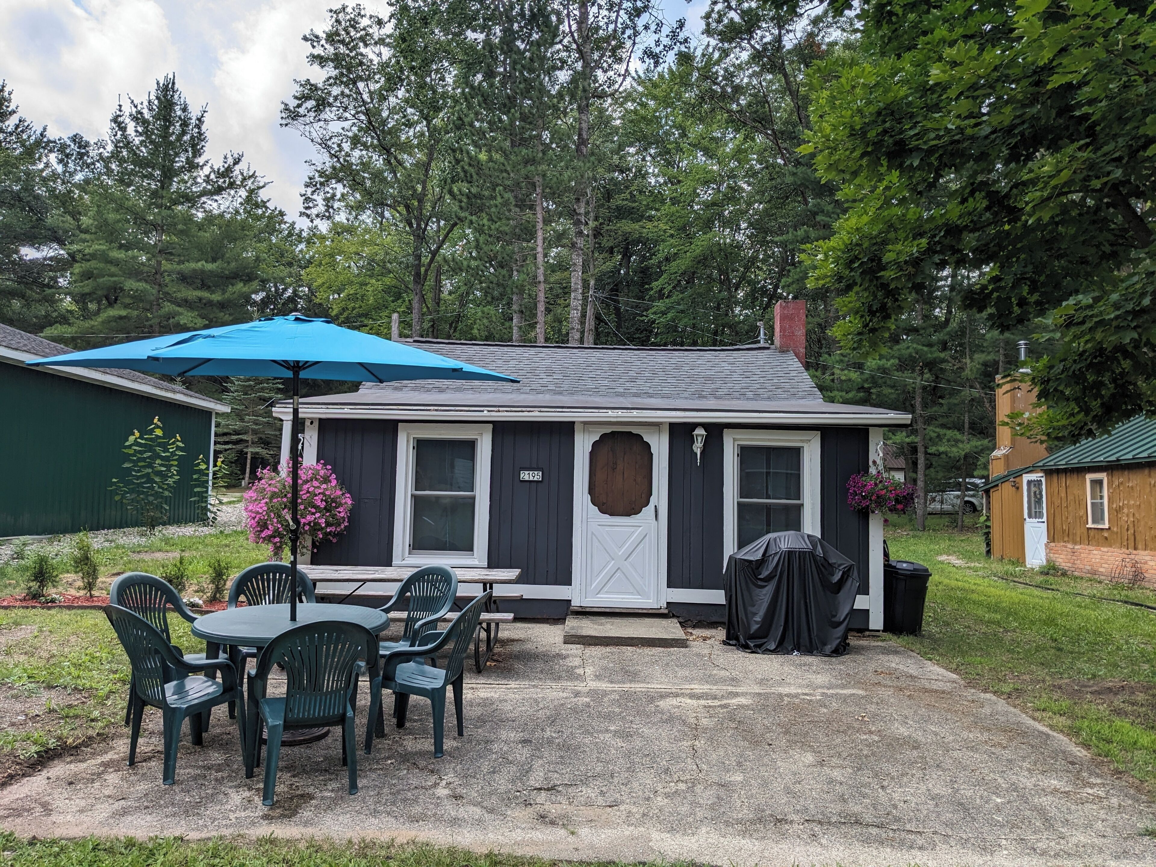 The Henry Lodge: Relaxing Up North retreat close to ORV trails, lake, and bar.