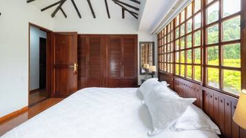 Blackout drapes, free WiFi