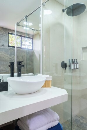 Hair dryer, towels, soap, shampoo - Hotel Chalet El Castillo by Majuva (Armenia)