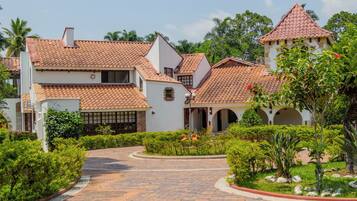 Vista frontal de la propiedad