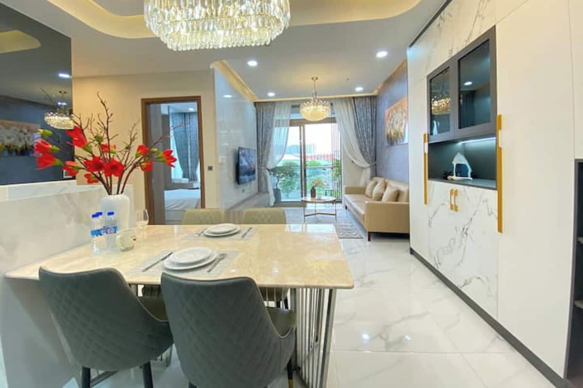 Familie suite, meerdere slaapkamers, uitzicht op zwembad, op de hoek | 1 slaapkamer, lakens van Egyptisch katoen, luxe beddengoed