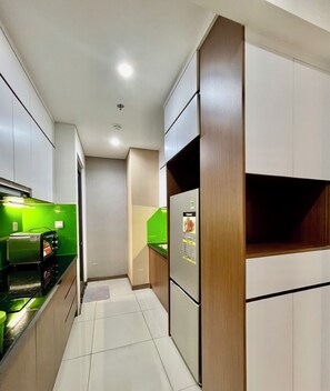 Großer Kühlschrank, Mikrowelle, Ofen, Herdplatte