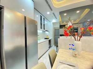 Suite presidencial, 2 habitaciones, vistas a la piscina, planta ejecutiva | Cocina privada | Frigorífico grande, microondas, horno y placa de cocina