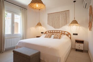 5 bedrooms, in-room safe, iron/ironing board, travel crib - Villa Mozart (xabia)