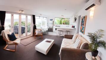 Een smart-tv en boeken