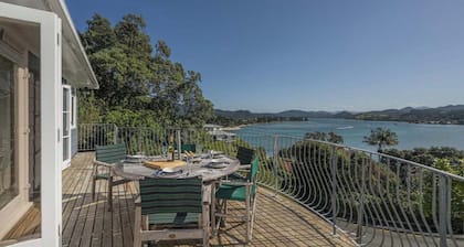 Amazing Water Views from the Harbour Masters Cottage! 2 mins walk to the beach