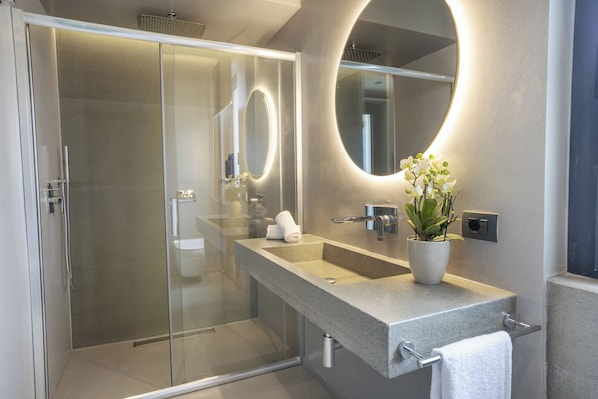 Dusche, Haartrockner, Bidet, Handtücher