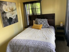 2 室のベッドルーム、デスク、ベッドシーツ