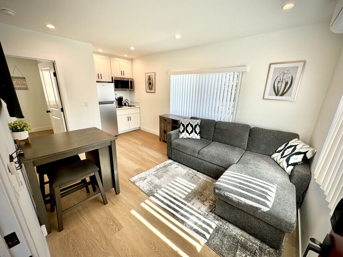 Inviting 1-Bedroom Haven in Captivating Burbank