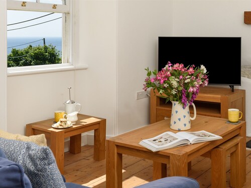 Family Friendly Apartment above Praa Sands Beach, Dog Friendly, Garden & Parking