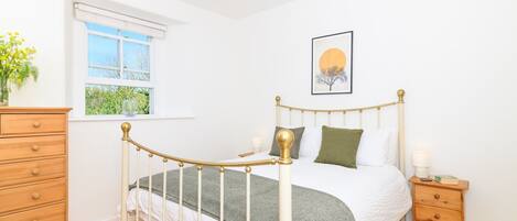 2 bedrooms, iron/ironing board, travel cot, WiFi