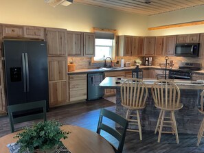 Fridge, microwave, oven, stovetop - Secluded and spacious Barndominium close to 2 Ski Resorts and many attractions! (Factoryville)