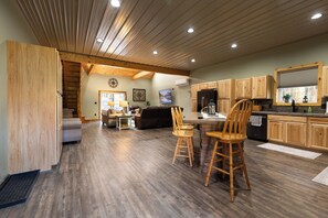 Smart TV - Secluded and spacious Barndominium close to 2 Ski Resorts and many attractions! (Factoryville)