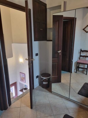 Interior - CHATEAU ROSE' FAR 2 KMS FROM LAKE MAGGIORE OF INTRA (Piemonte)