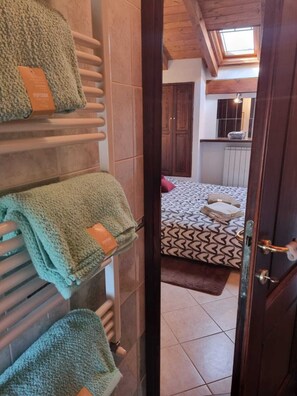 2 bedrooms, iron/ironing board, bed sheets - CHATEAU ROSE' FAR 2 KMS FROM LAKE MAGGIORE OF INTRA (Piemonte)