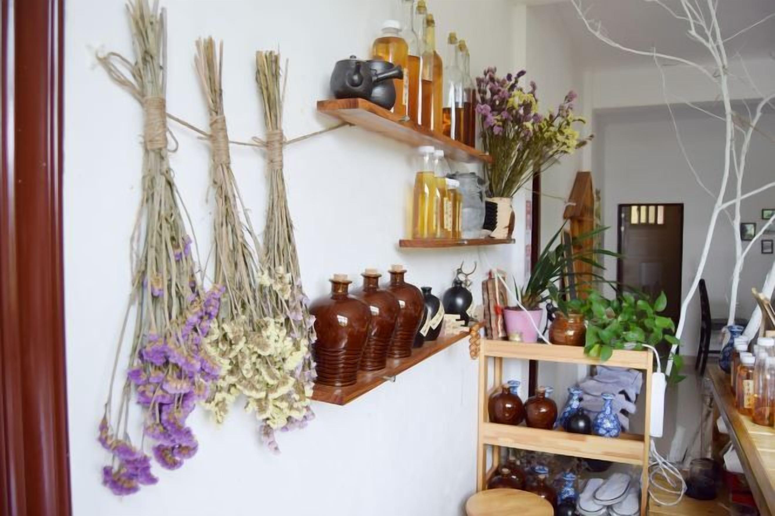 Habitación con estantes que exhiben diversos objetos, como botellas y jarrones.