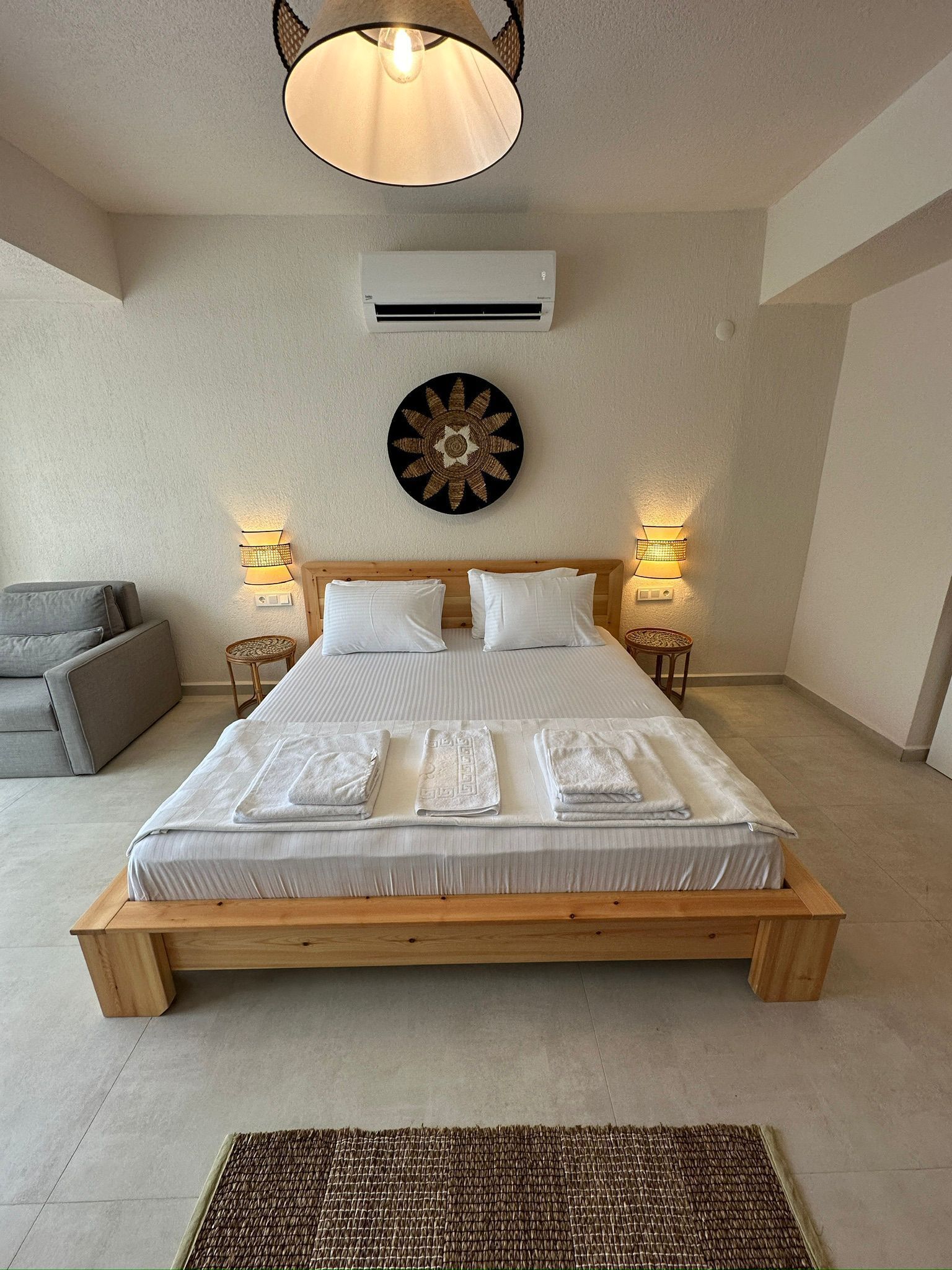 Una scrivania, postazione laptop, Wi-Fi gratuito