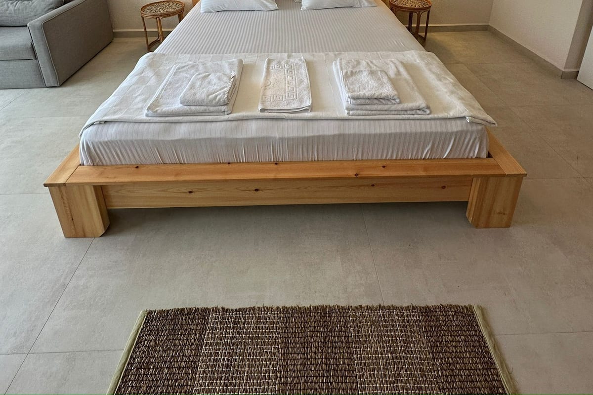 Skrivebord, skrivebord for bærbar PC og wi-fi (inkludert)