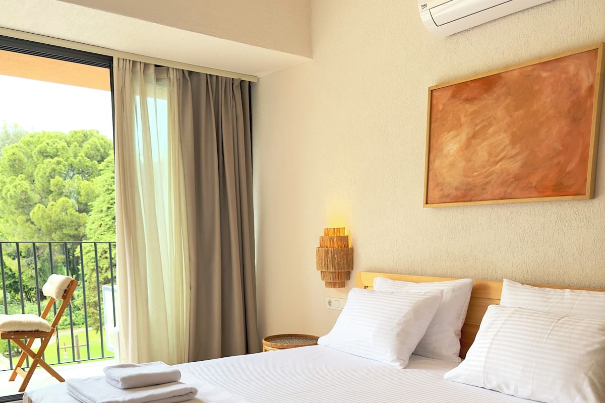 Dobbeltrom – deluxe, parkutsikt | Skrivebord, skrivebord for bærbar PC og wi-fi (inkludert)