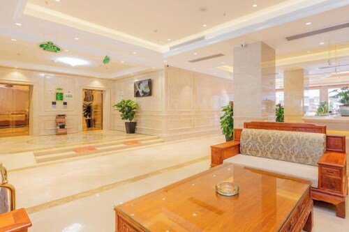 Vienna Hotel (Hezhou Lingfeng Square)