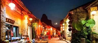 Vienna Hotel (Hezhou Lingfeng Square)