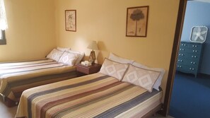 2 bedrooms, free WiFi - Quaint 2 bedroom cottage across the street from the beach with private yard. (Old Orchard Beach)