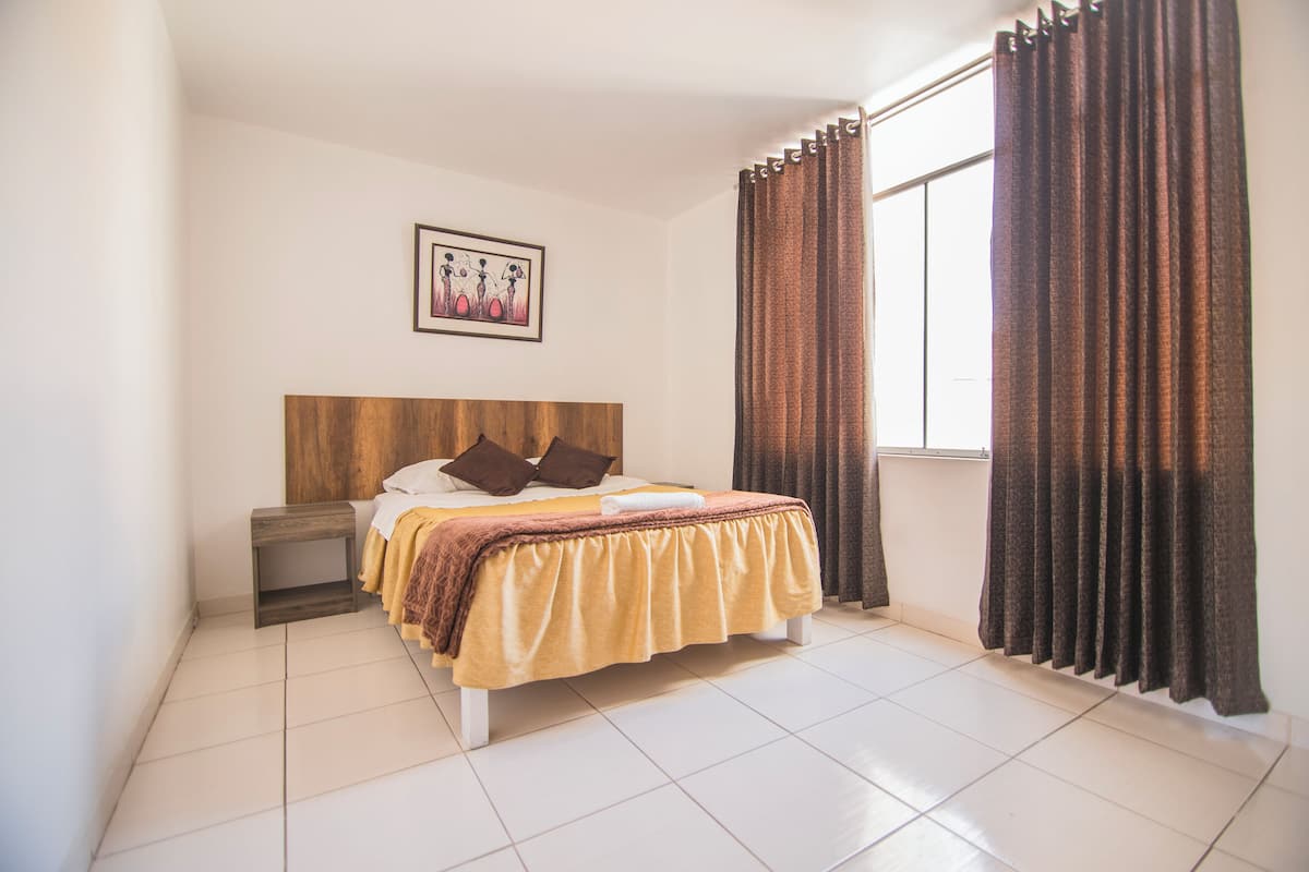 Doppia Deluxe | Biancheria da letto di alta qualità, copriletto in piuma, una scrivania