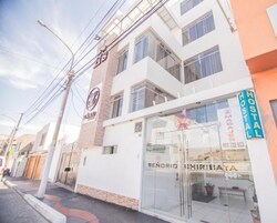 Un edificio con un cartel que indica 'Hostal' y 'Masajes'.