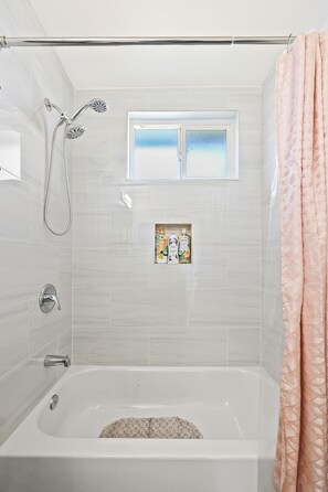 Hårtørrer, håndklæder, Sæbe, Toiletpapir