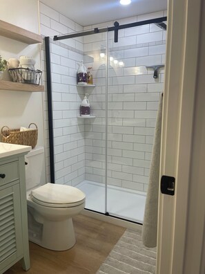 Een douche, een bubbelbad, een haardroger, handdoeken