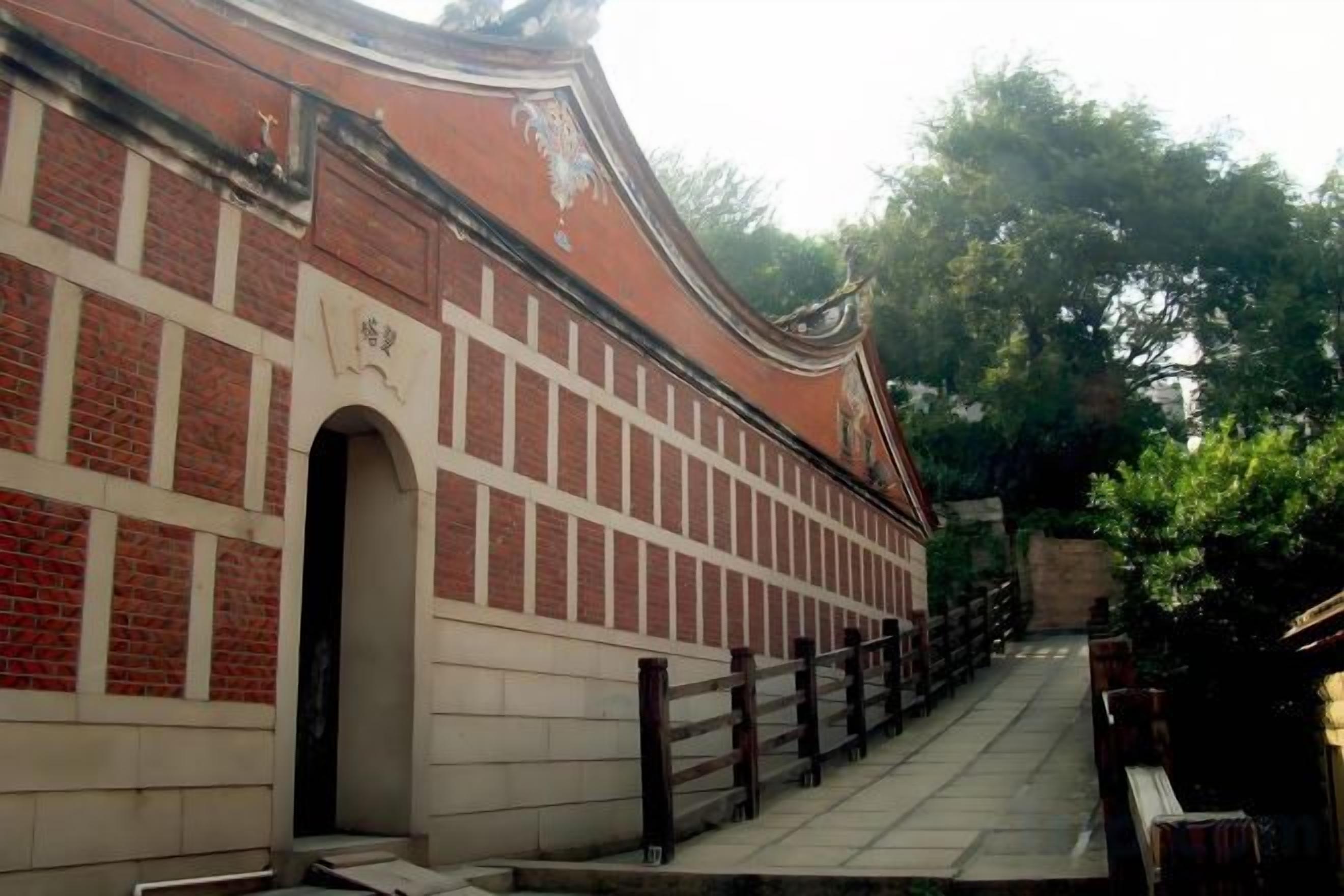 Un bâtiment traditionnel avec une façade en briques et une entrée carrelée.