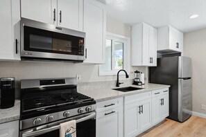 Refrigerador, microondas, horno y parrilla de estufa