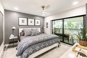 Room - Park Shore Resort-BLDGC#218*Amazingly remodeled* (Park Shore Resort)