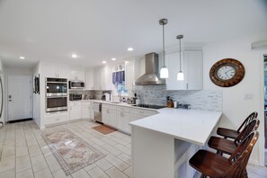 Fridge, microwave, oven, stovetop - NEW! Large home in an upscale community close to all attractions! Hot Tub! (East Stroudsburg)