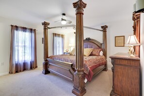 5 bedrooms, in-room safe, desk, iron/ironing board - Spacious Colonial Home with Hot Tub, Games, Lake Club & Top Local Attractions (East Stroudsburg)