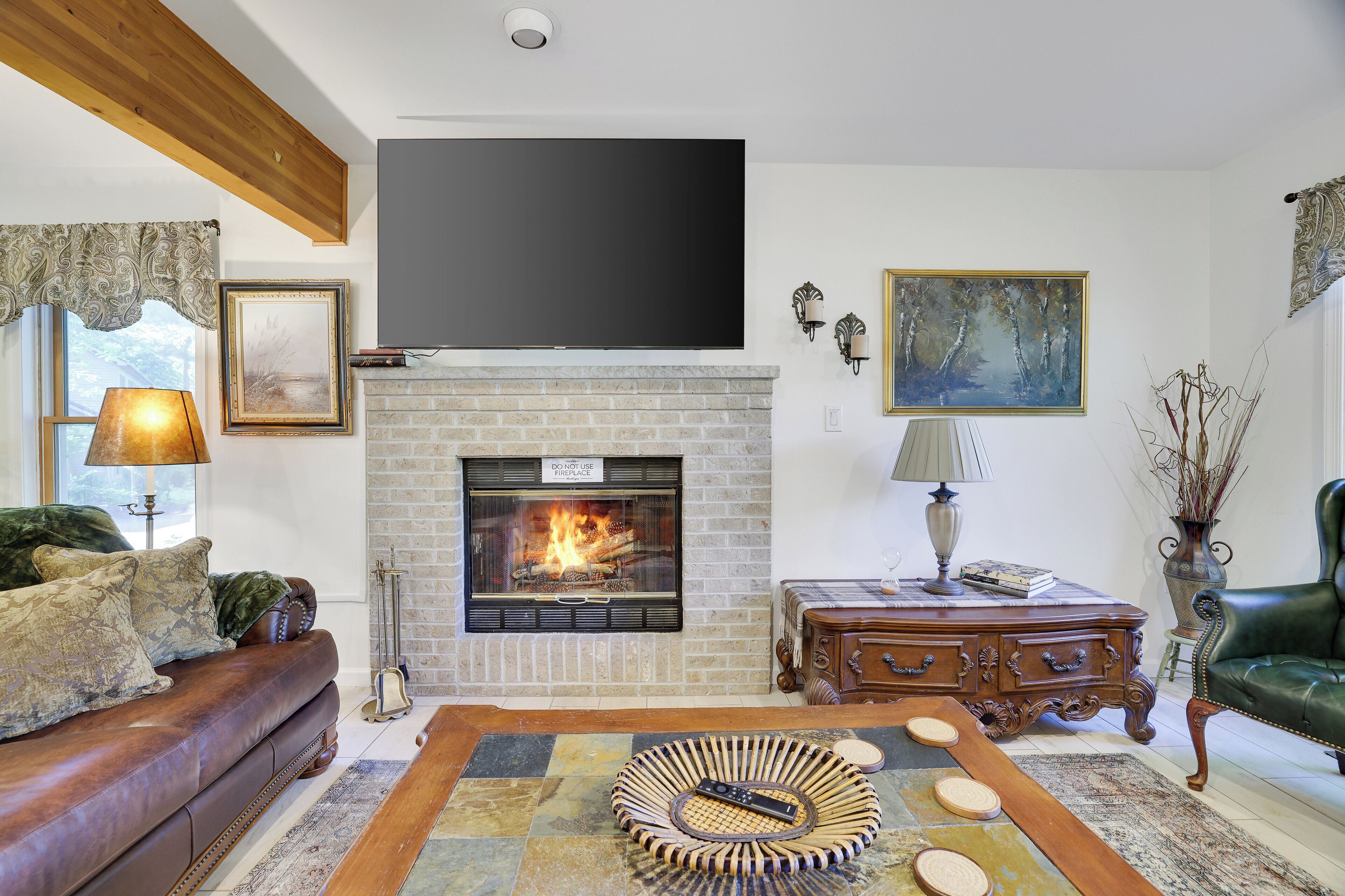 Smart TV, caminetto, videogiochi, tavolo da calcetto