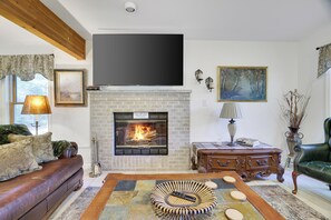 Smart TV, chimenea, videojuegos y futbolito 
